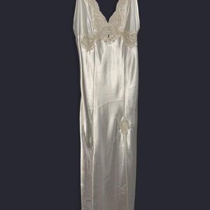 NWT vintage Victoria Secret Long M Bridal Ivory Nightgown Gown Lace 1980s READ